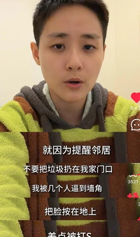 一卷民谣被打！真的是坏人变老了！
看完视频真的被气哭了！
监控拍着还能那么嚣张