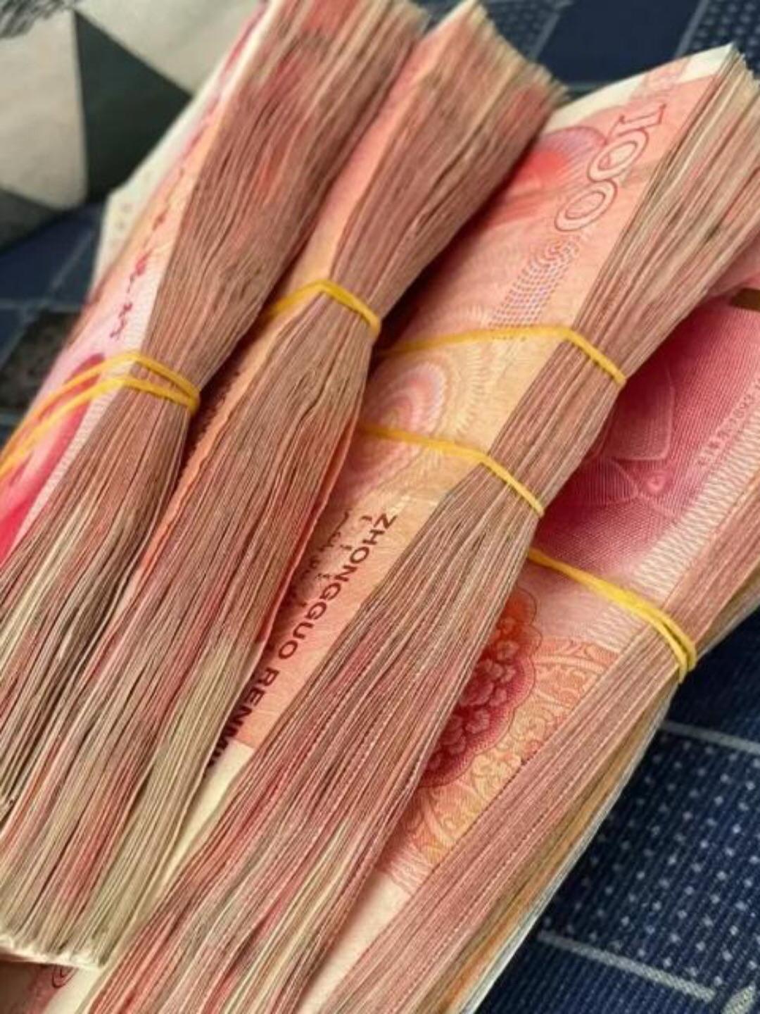 冰箱里的榴莲果肉泛着微光，我捏着超市小票掉眼泪。98块，比上周便宜了一半，可老公