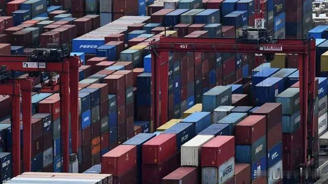 2026年1月至7月中俄贸易额同比增长26.3%，达到1592.4亿美元。
其中