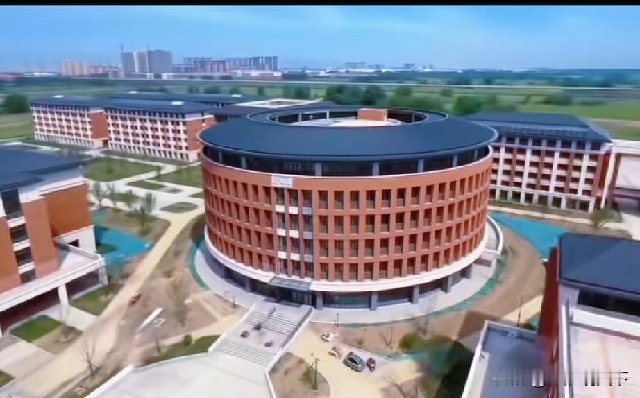 寿县重点中学，新建设的南部分校名字还是叫寿县一中新桥校区
备受寿县全县人民关注的