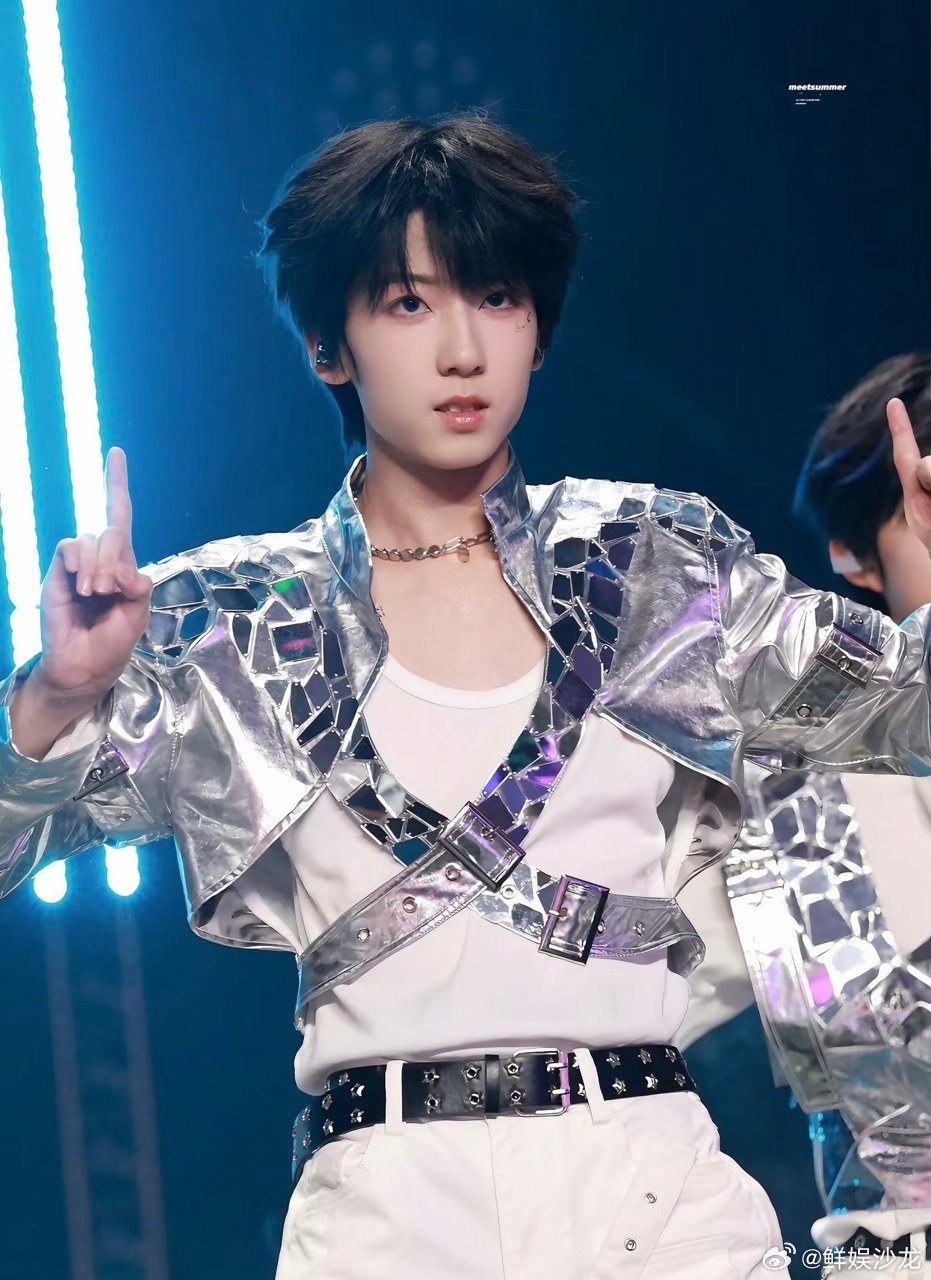 杨博文北方基因开始发力北方基因发力后，杨博文整个人的气场都不一样了，又苏又帅。 