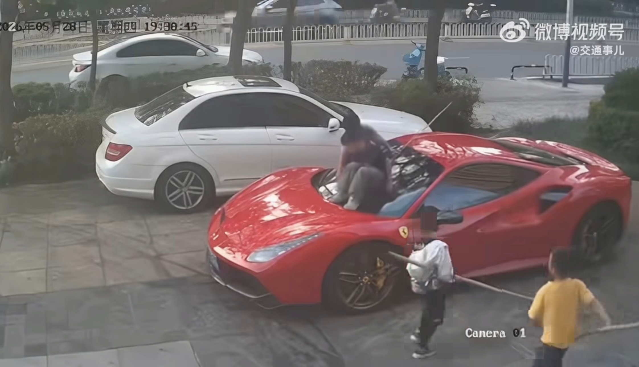 法拉利被4个孩子当滑梯玩真是“虎子无犬父”啊最开始这几个家长只想赔几百块钱现在5