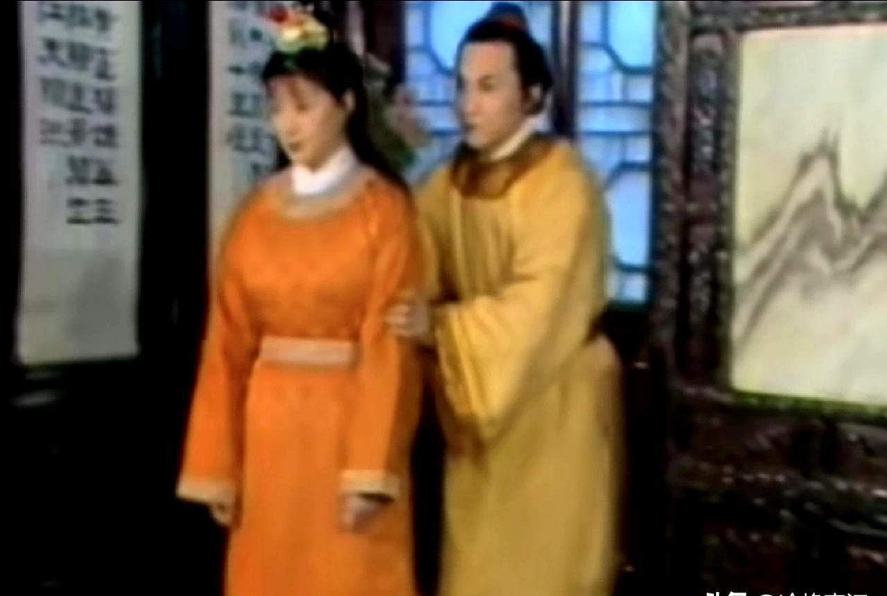 87版红楼把秦钟剪没了，只剩出殡远景里一抹影子。
 
导演本想用女演员反串，找来