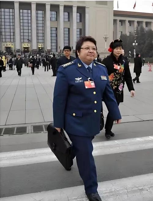 当年两会，韩红一袭正装亮相。她神情专注，认真倾听发言，积极建言献策，为公益与民生