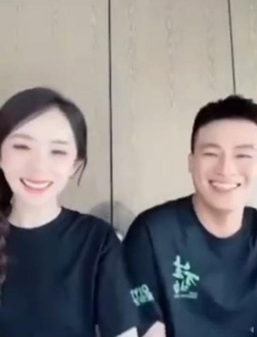 杨幂一瞪眼欧豪就收敛欧豪在杨幂面前是真 “憨” 啊！她一瞪眼，他秒收敛，还互相贴