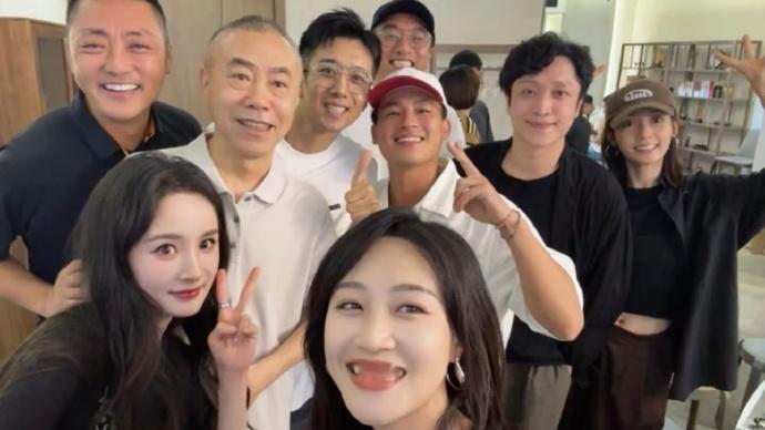 终于看到生万物庆功宴大合照了！！俺娘宁绣绣好幸福啊[期待] ​​​