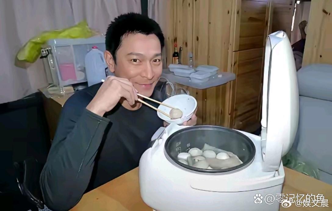 刘德华的餐食简简单单少油少盐，饮食习惯超清淡。 