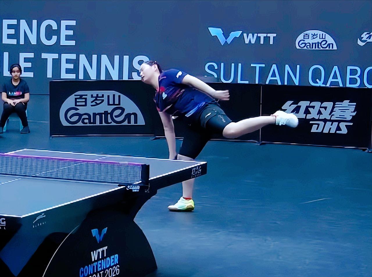 何卓佳太胖了，移动速度跟不上自己的想法！

相对来说，
石洵瑶的脚步更灵活，
何