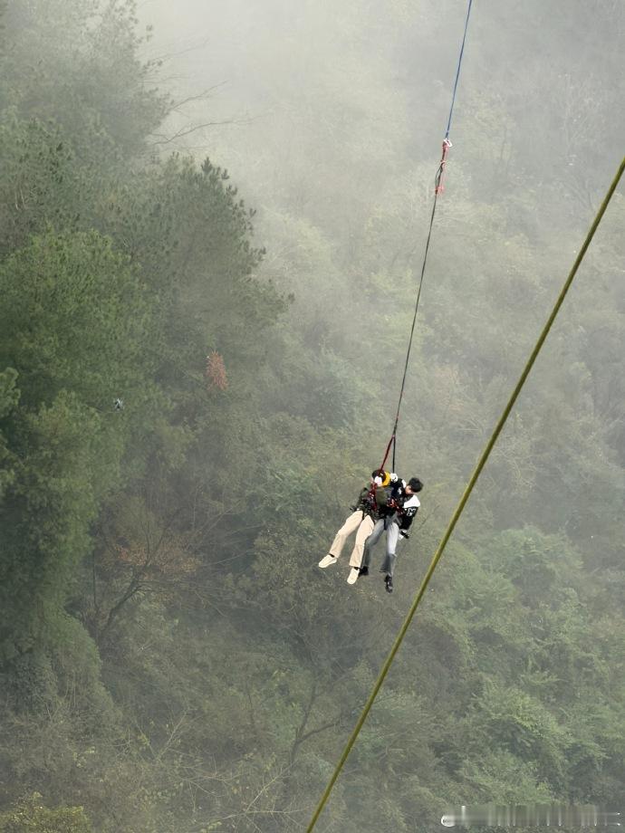 刘耀文晒与王鹤棣蹦极照刘耀文很烦没喊我很帅刘耀文与王鹤棣蹦极照超燃，却被他 “我