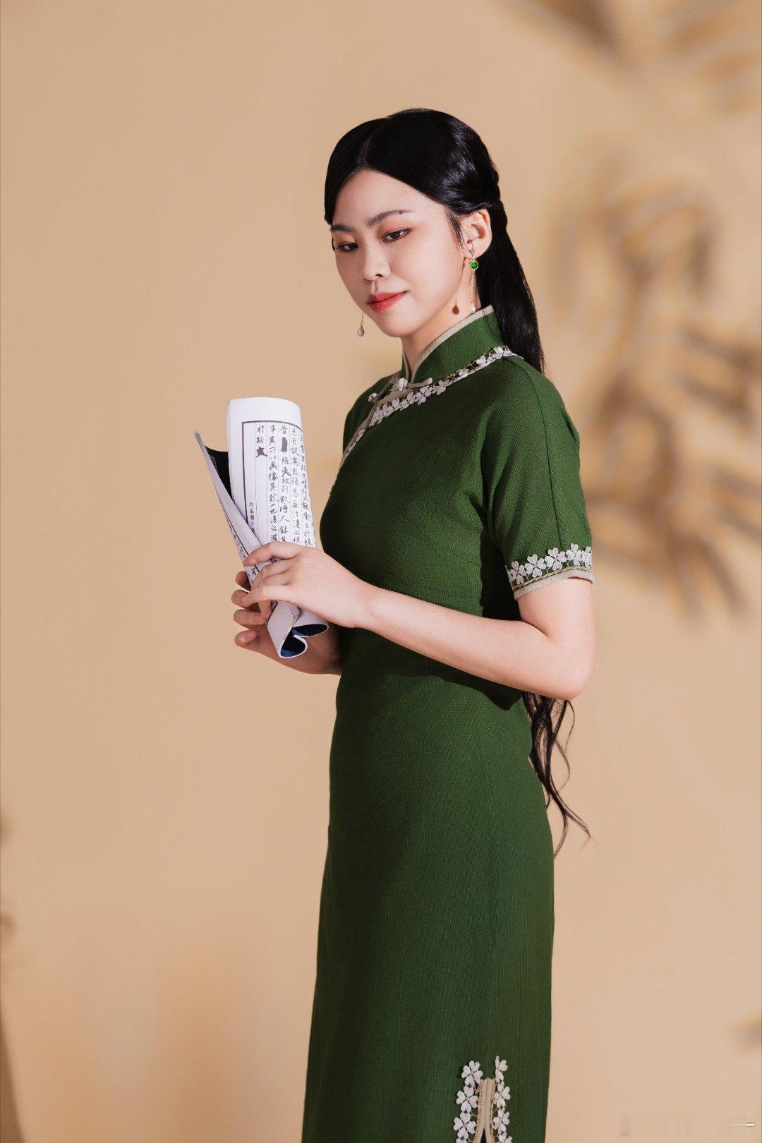 #重庆约拍[超话]##重庆写真##少女写真# 你们喜欢这种民国风吗[可爱] ​​