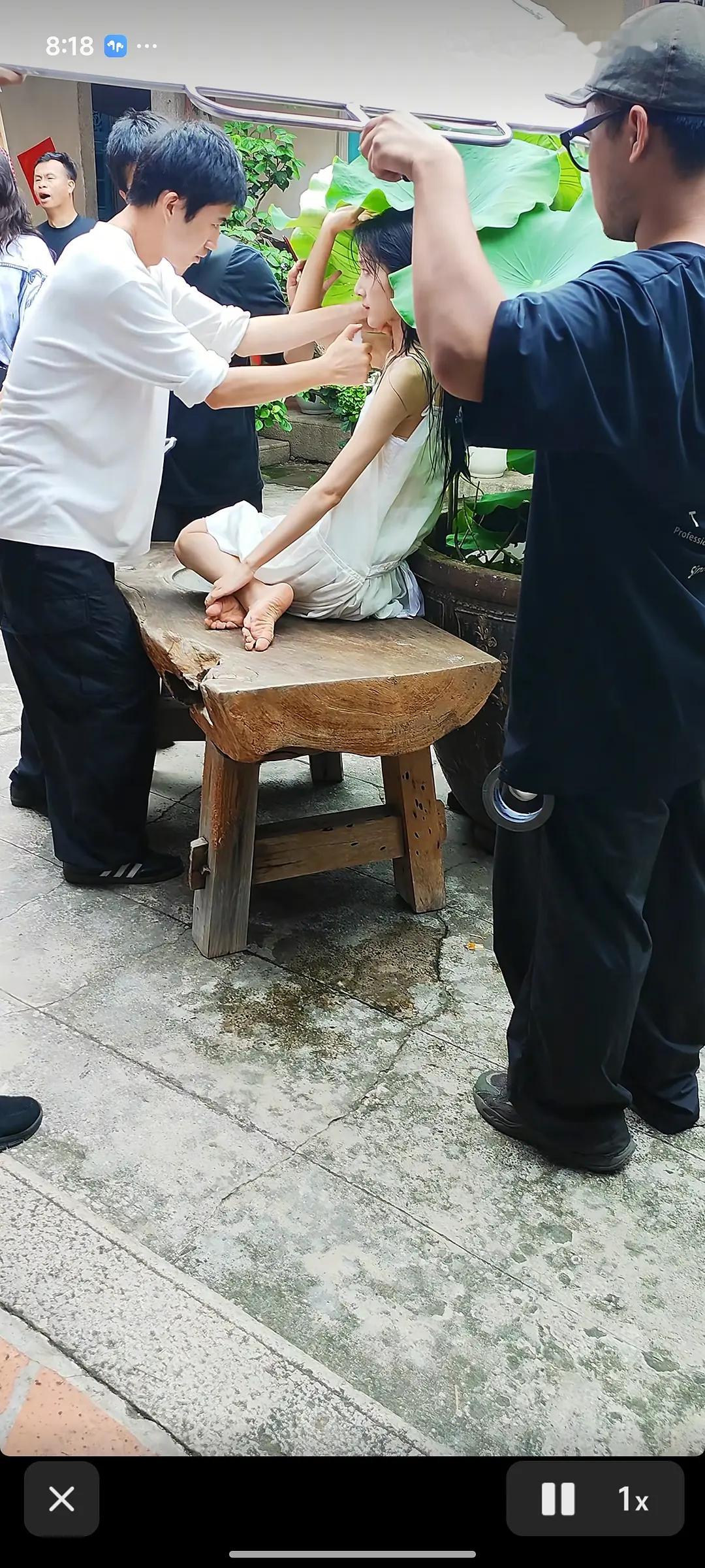 李思潼花絮路透，人是清纯的，感觉比例怪怪的，好奇她的发展路线，想要流量还是走青衣