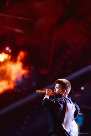 任嘉伦点燃新的年光 舞台宛如梦幻的音乐殿堂，灯光是灵动的音符。你是殿堂中最专注的