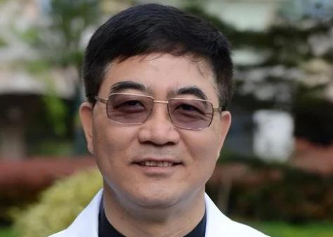 上海中山医院顶尖心内科主任葛均波，在为一位19岁的少女做心脏手术时，竟突然颤抖着