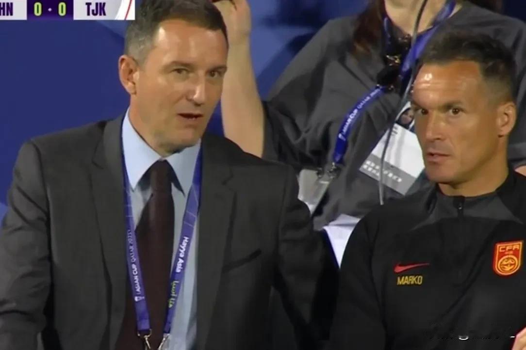 上半场结束，一句话概括国足:“踢得什么玩意”！场下的球迷似乎看懂了，扬科维奇也就