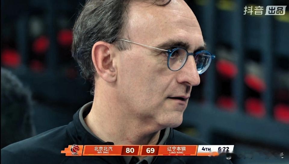 辽宁男篮外教洛佩斯彻底震惊了！在对阵北京比赛中，辽宁队领到三个技术犯规，被对手6