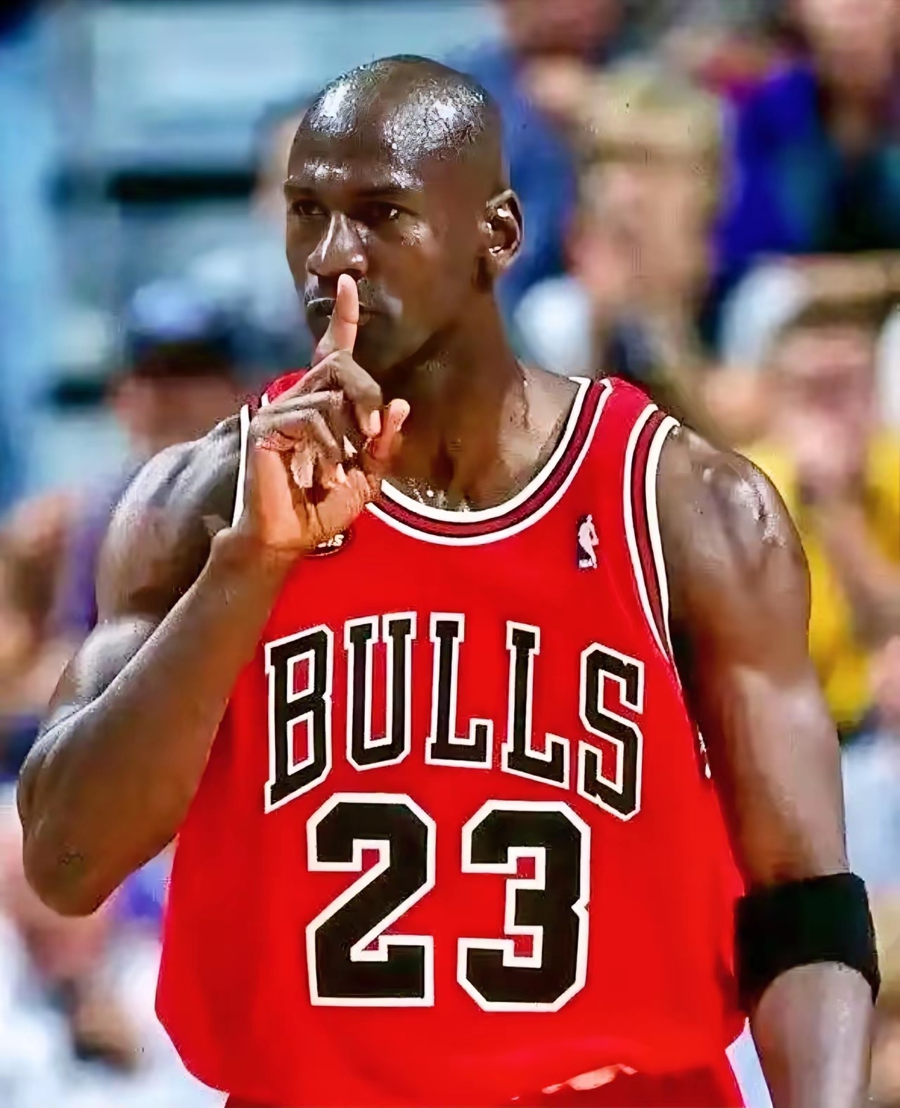 为拯救NBA收视率，乔丹再次复出！以4000万年薪加盟NBC担任解说员。​这薪资