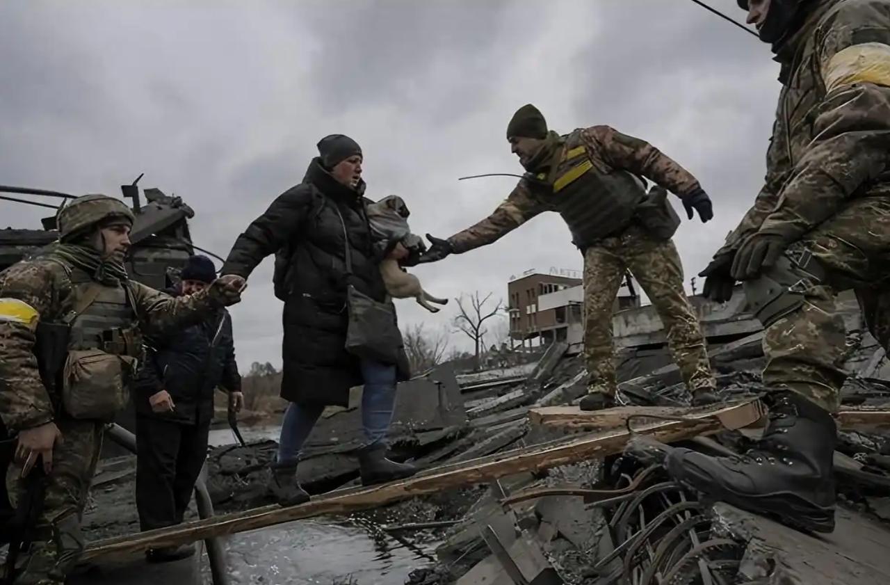 俄乌打了四年多，一个扎心真相被彻底揭开。

俄乌冲突拖拖拉拉打了四年多，原本外界