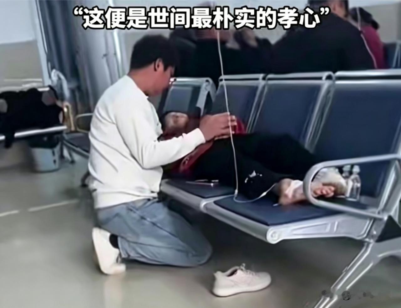 江苏一男子医院跪地陪护母亲，这一幕看哭无数人！
 
近日，江苏连云港医院里的一幕