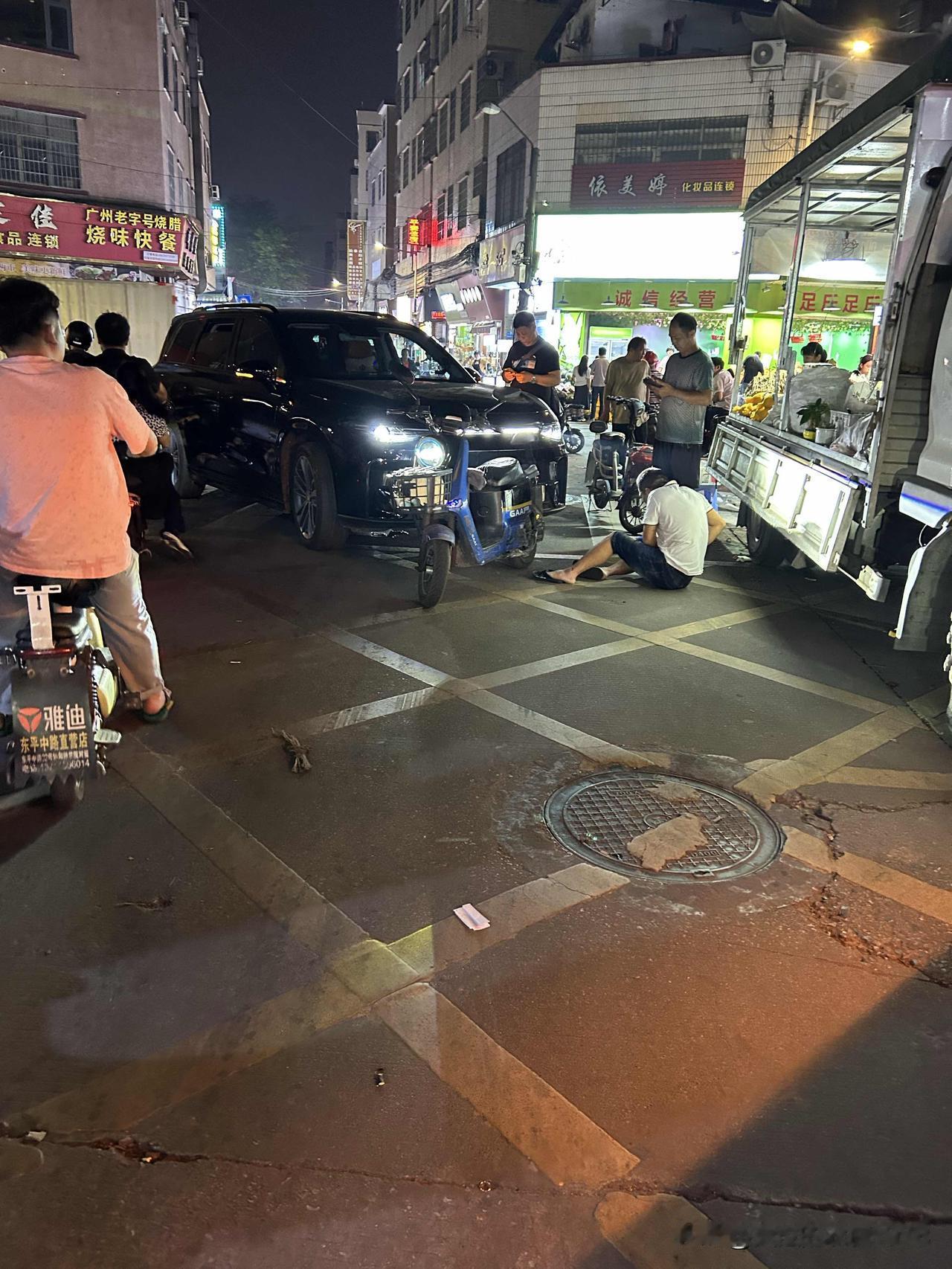 一个骑电瓶车的老头被一辆小轿车碰了一下。老头没个三五万，是不肯起来。这一带就堵了