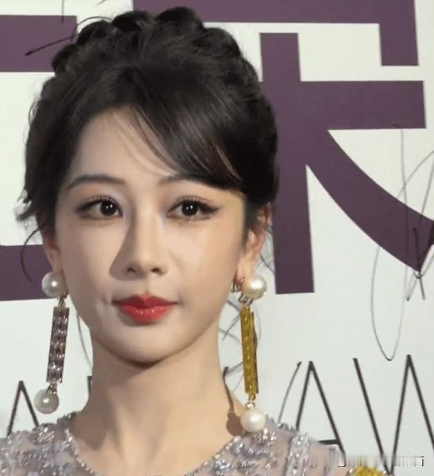 我发现杨紫和小时候演小雪时完全不一样了，只要她不笑，那她的颜值就是天花板，一笑法