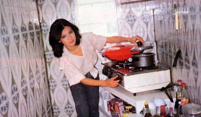 翁美玲家居照之厨房篇📽️阿翁简单着装，在小小的厨房里忙前忙后。瓷砖墙、小灶台，