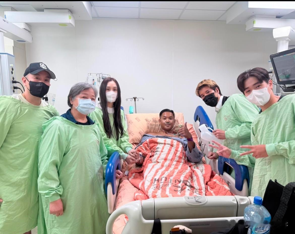 王力宏西装革履拿着尿壶[我想静静]
看二哥拿个尿壶就知道黑人现在没有尿管了，
黑