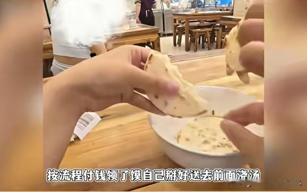 西安网红泡馍店，游客等1小时没饭，反倒吃上大爷手汗馍。
 
起因博主来西安旅游想