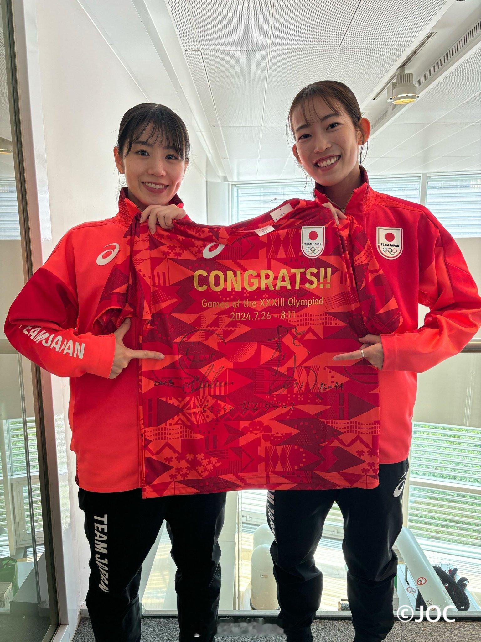 #巴黎奥运会# 松山奈未与志田千阳展示纪念T恤👕 ​​​