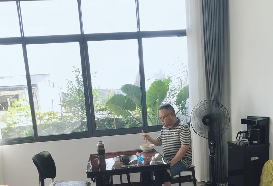 一个人的周末，一个人的早餐。
     一个人在家，自己煮碗老家亲戚送来的小麦挂