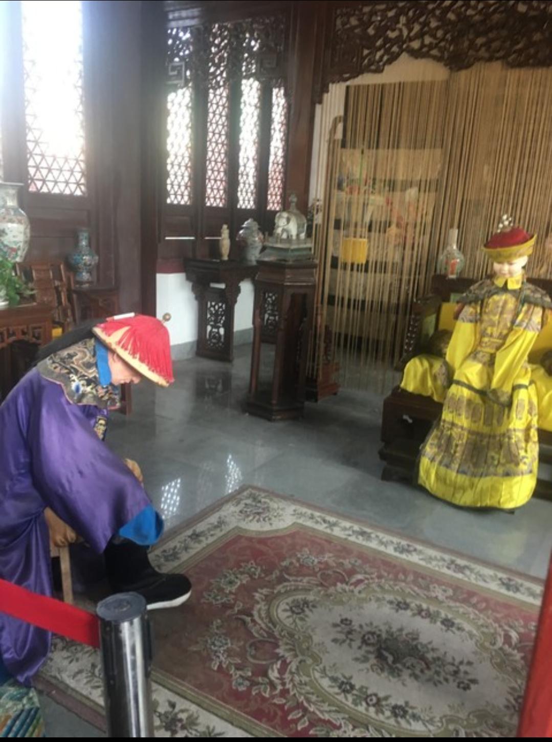 当表子立牌坊，以鲜血染红顶子，官场自古如此！
    话说晚清时期，官场腐败头顶