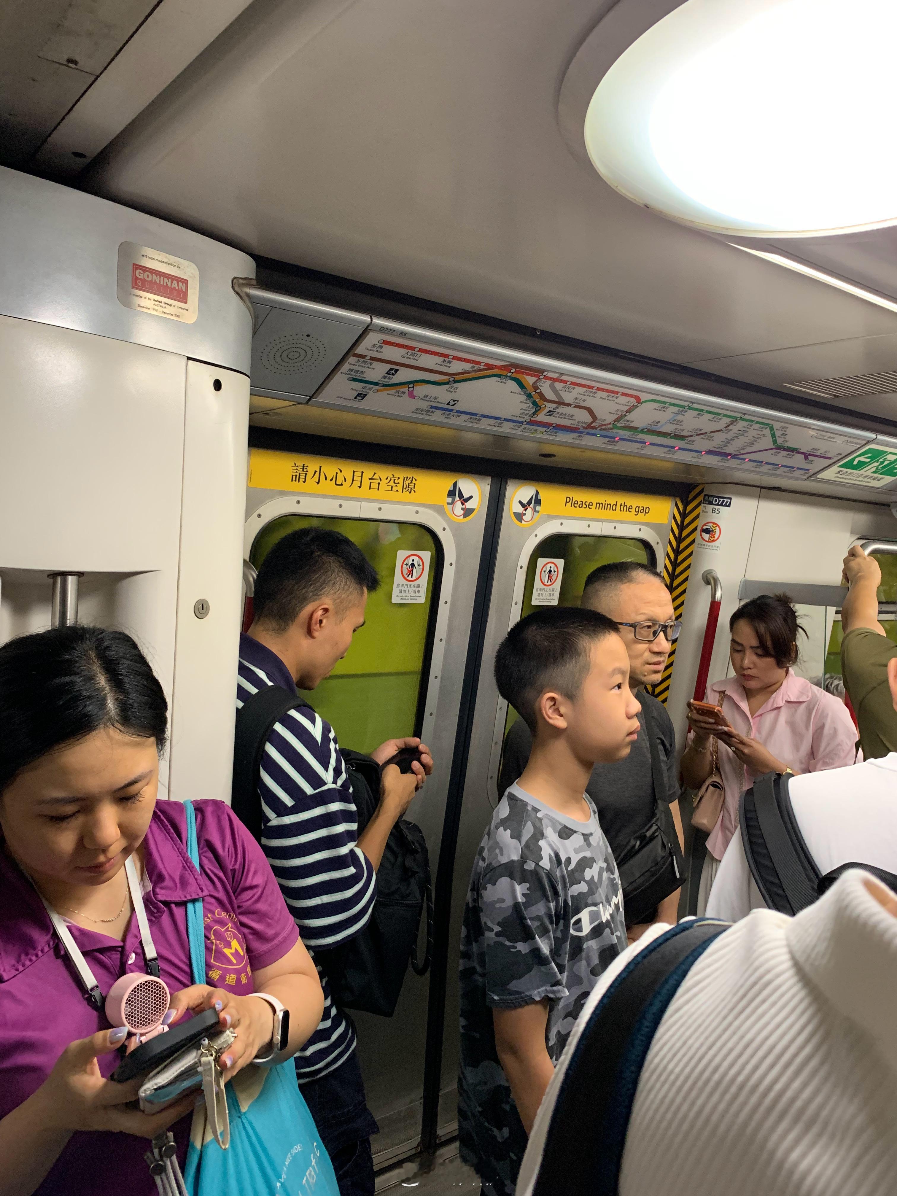 消费升级，香港地铁随处可见最新款iPhone！ 
