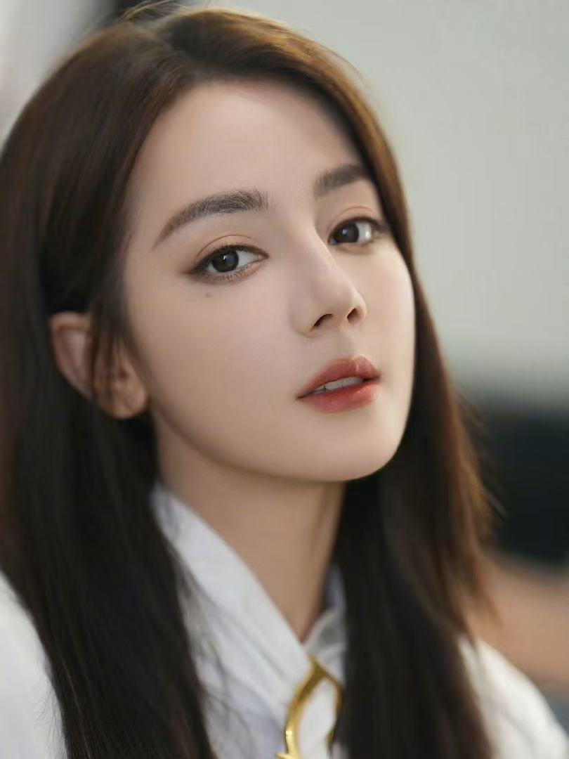 华天崎给迪丽热巴化的柔雾哑光妆迪丽热巴柔雾哑光妆  华天崎给迪丽热巴化的柔雾哑光