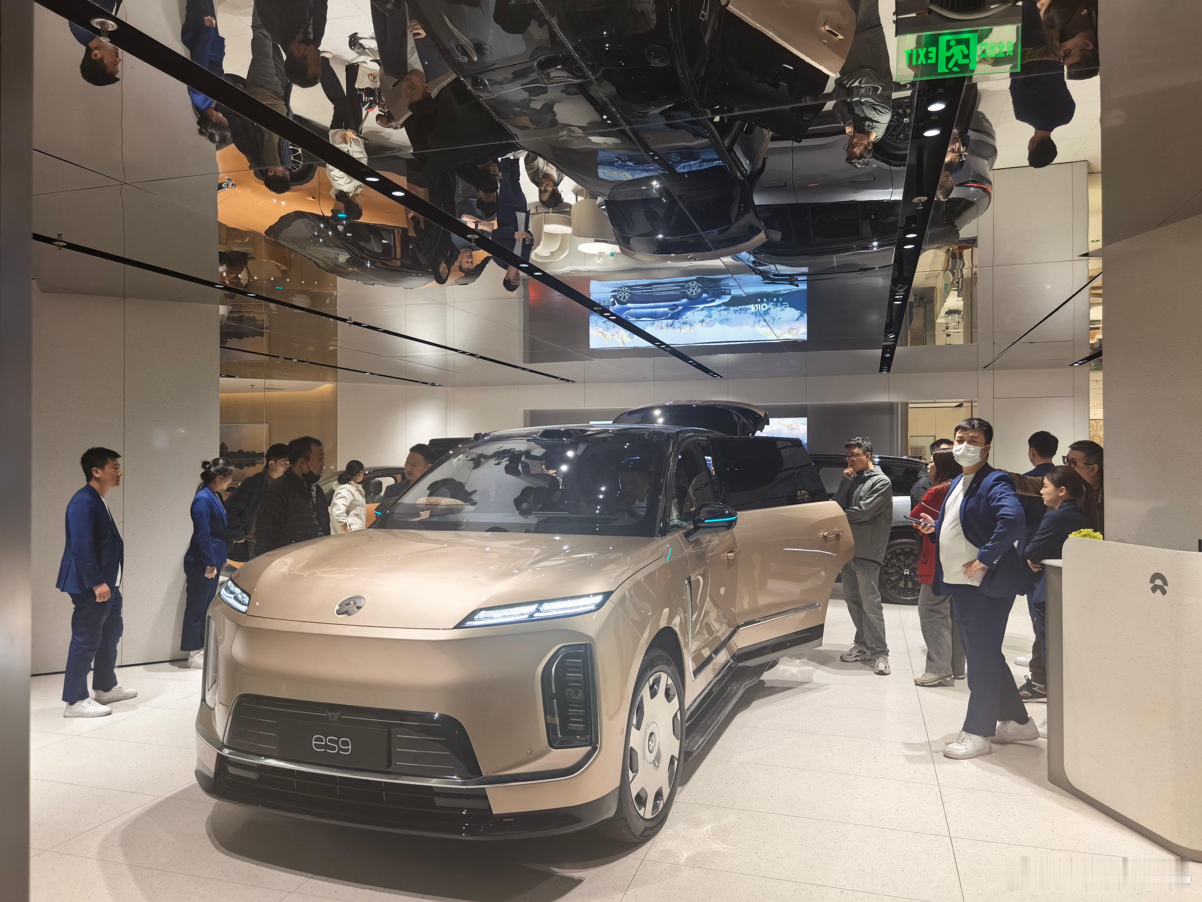 车友群看到的图，北京蓝色港湾蔚来门店网友视角ES9看车人流，说昨天一天基本类似工