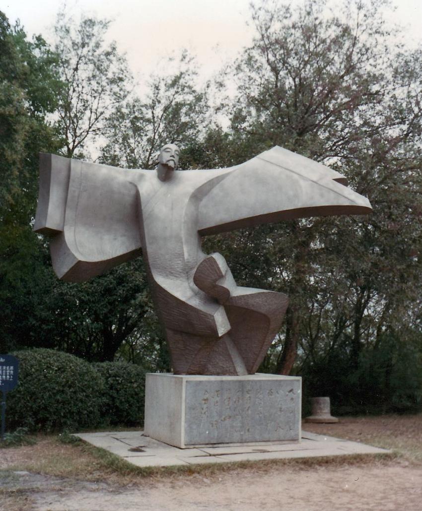 安徽省马鞍山的采石矶，相传时唐代诗人李白醉酒后在此跳江捉月之处，景区建有捉月台，