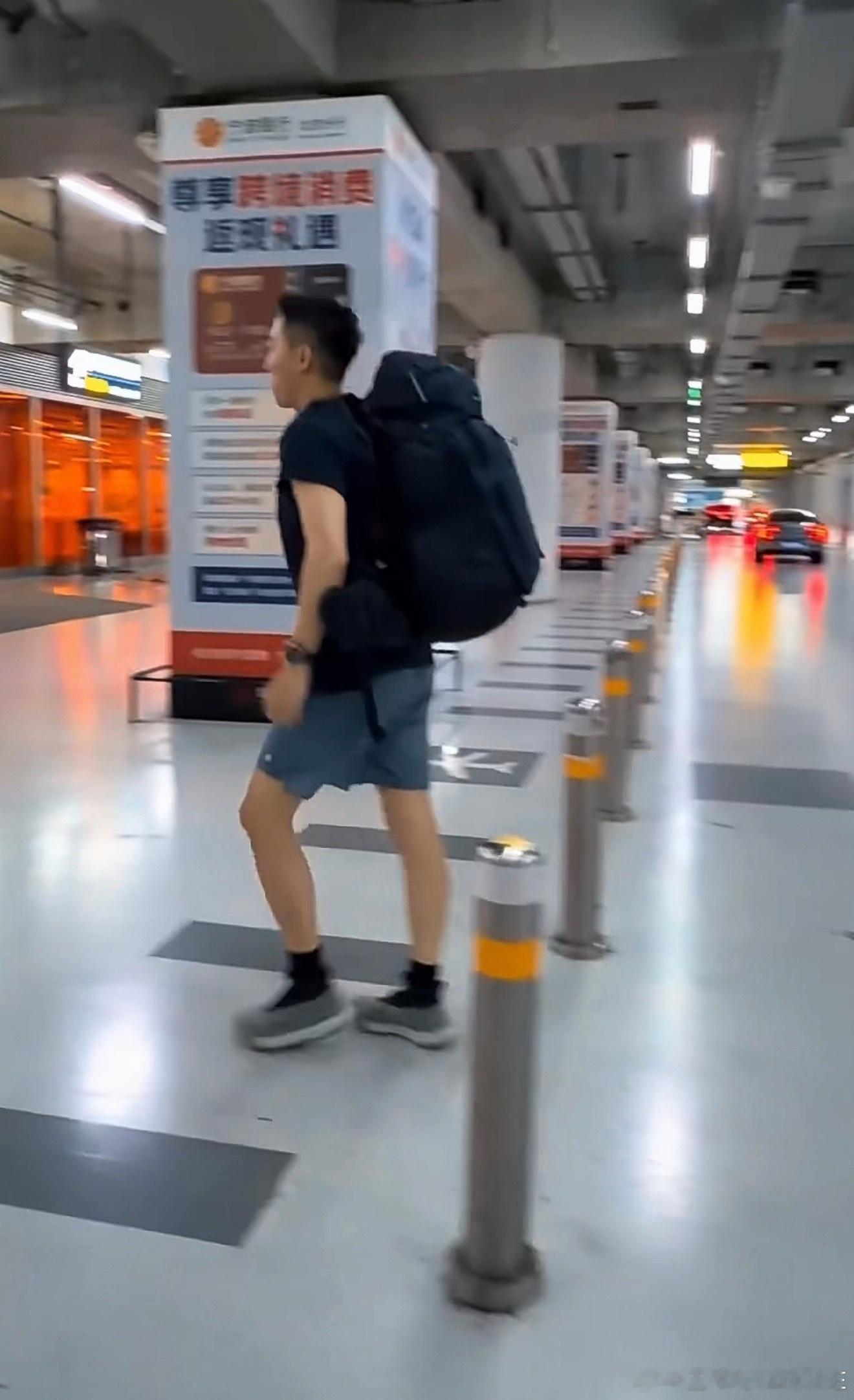 建议大家买行李箱不要太大众 我老觉得只要坐飞机或者高铁出去！就要有旅行感！不管出