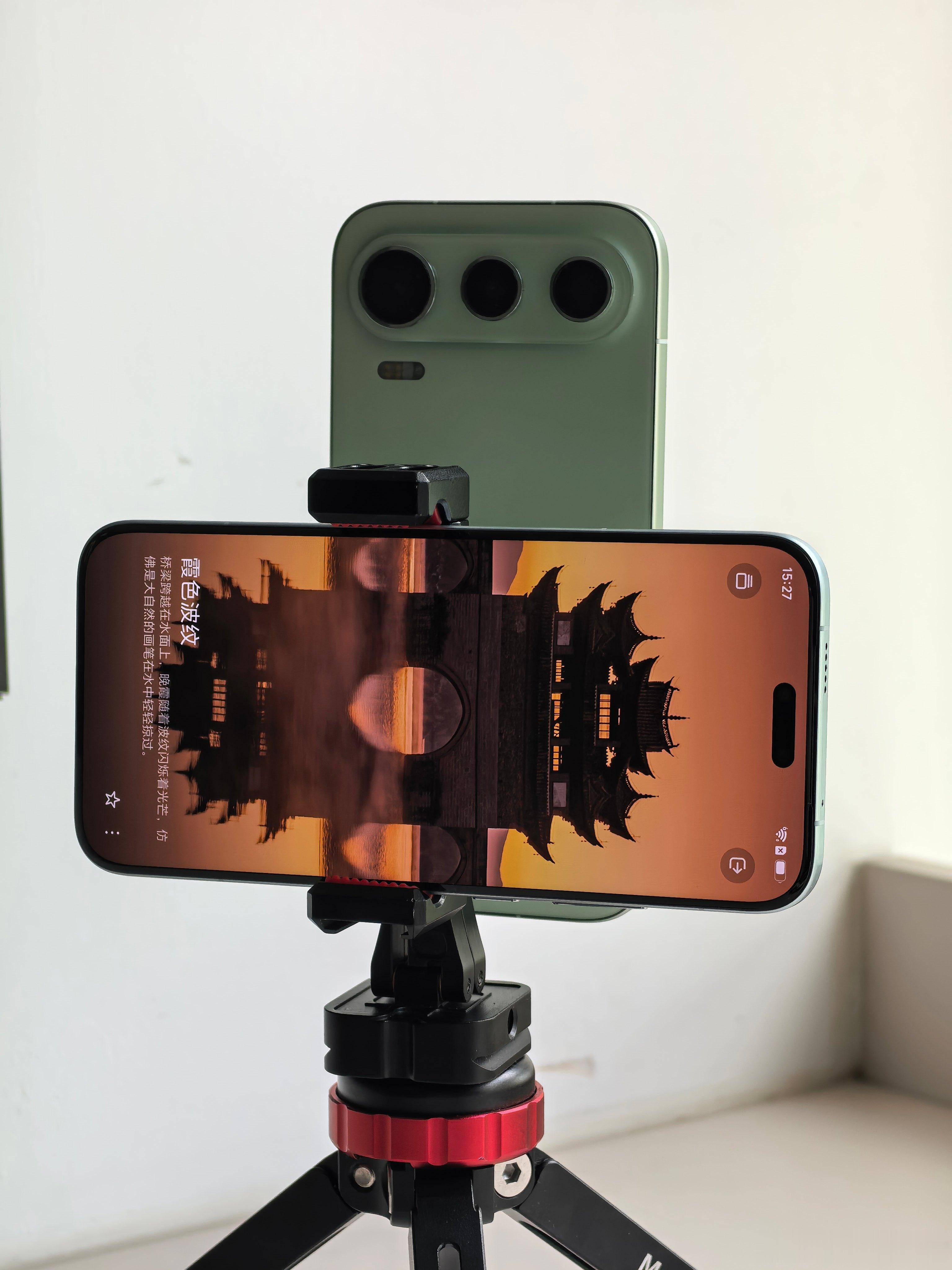 荣耀RobotPhone 这个形态我觉得是比手持云台相机更适合的博主创作神器。对