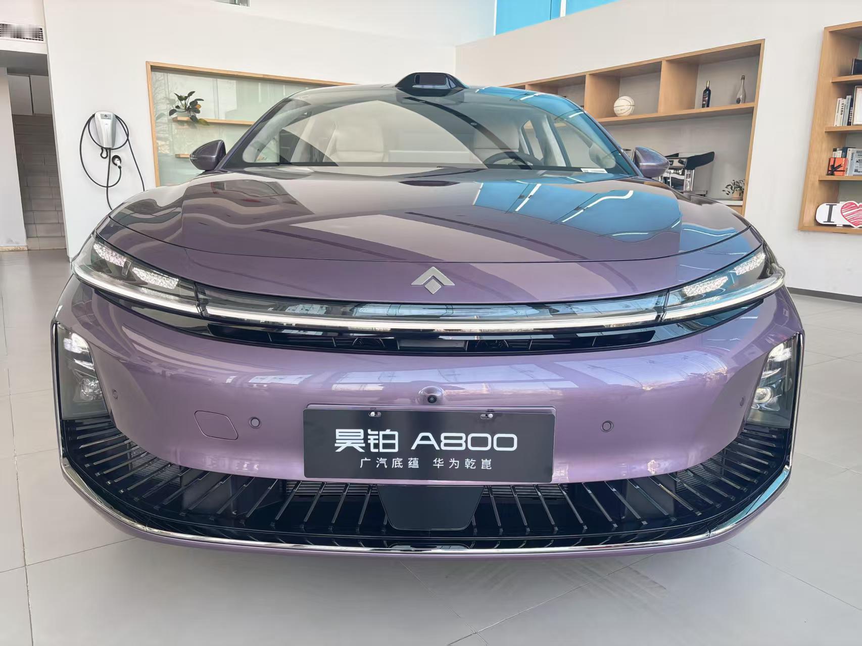 最香的是800V超快充，在服务区休息十几二十分钟，电量就能从低到高补一大截，彻底