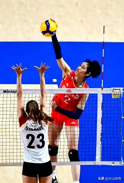 1. 进攻端的核心作用
 
朱婷是世界顶级主攻手，进攻能力全面且稳定，能够在关键