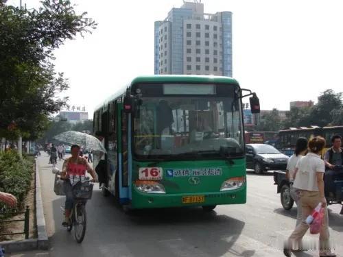 公交行业政府不兜底，还能维持多久？

当广州三年砍掉130条线路，当BRT日均客