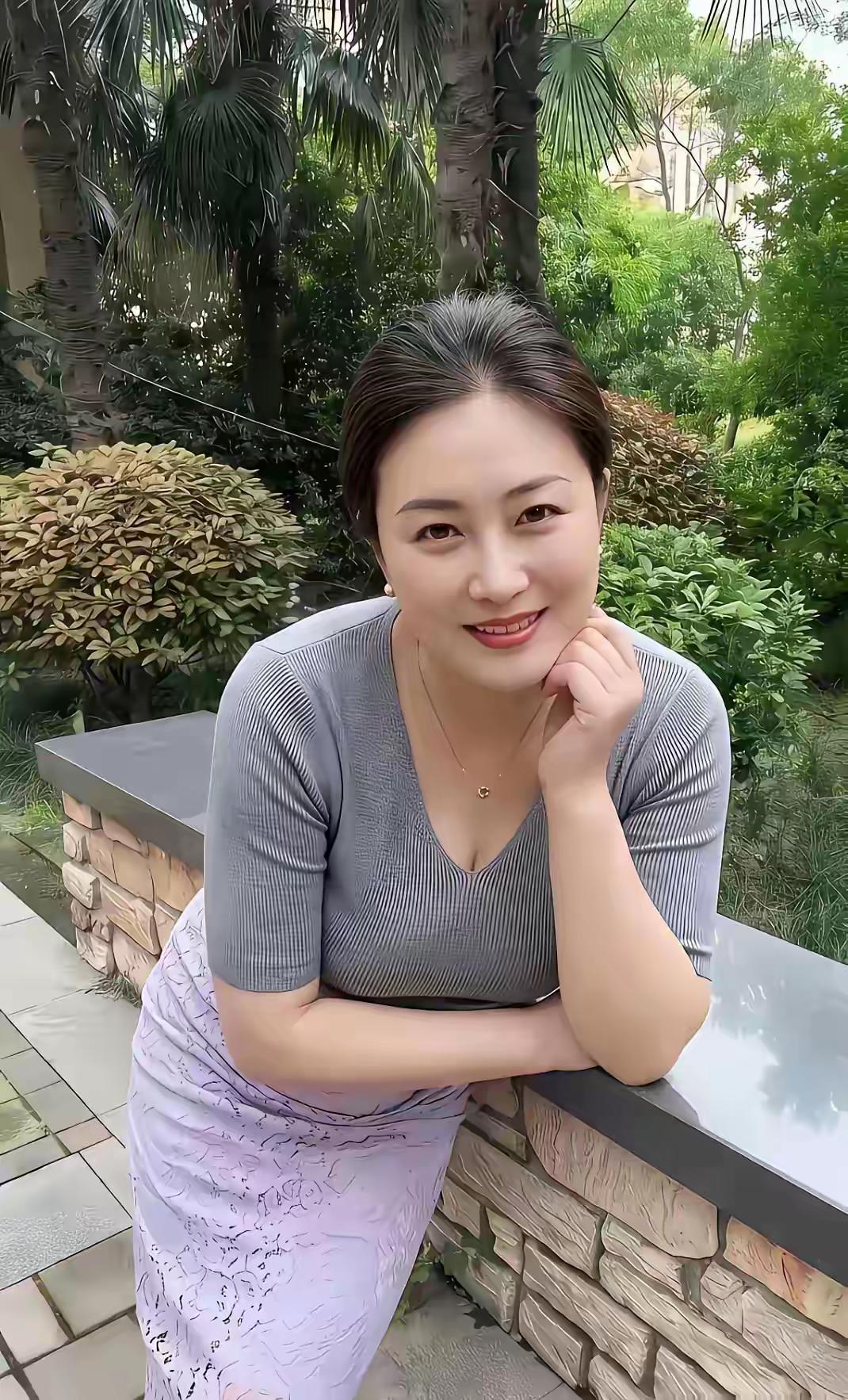 中年美妇无惧岁月依然风韵犹存。