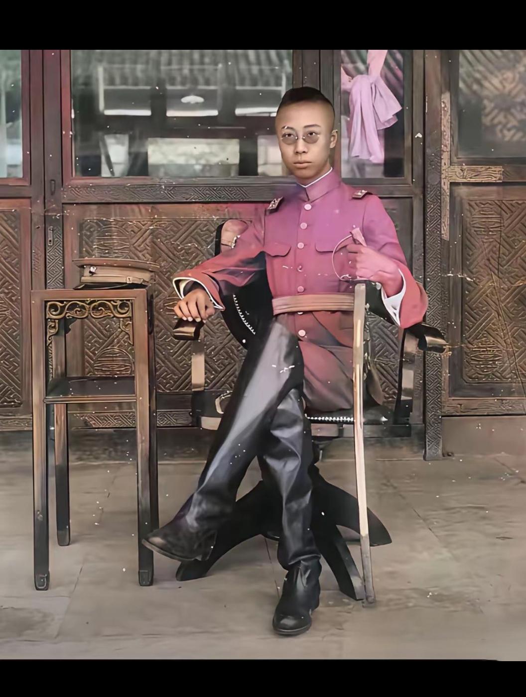 1924年的溥仪，
当时他已经剪去了自己的辫子，
刚被进京的冯玉祥赶出家门-紫禁