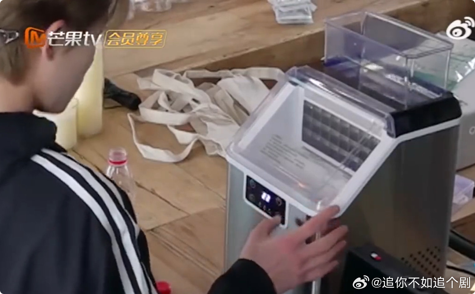 王鹤棣老辈子式鼓捣家电王鹤棣：我能行！制冰机：你不行！独自较劲这段我能看一百遍！