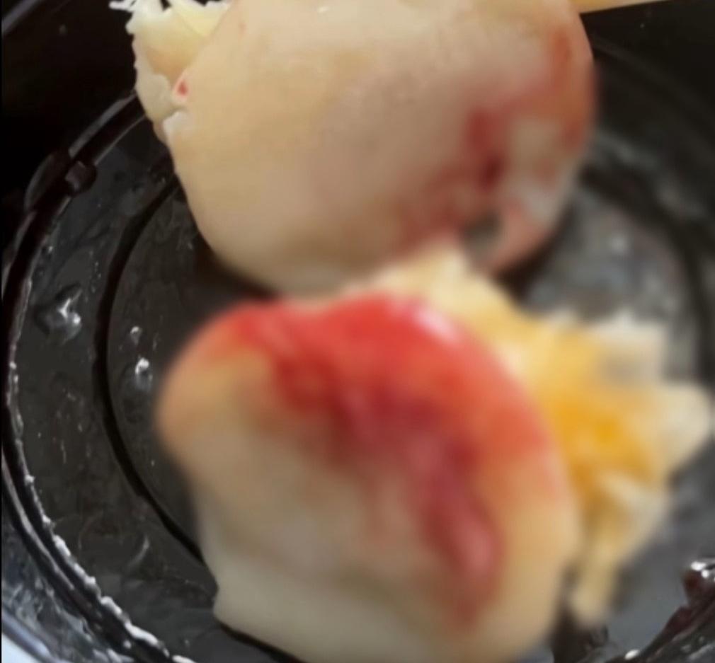 杭州这桩外卖吃出大量血迹的事，看得人后背一阵发凉。有网友花了二十二块八在平台上点