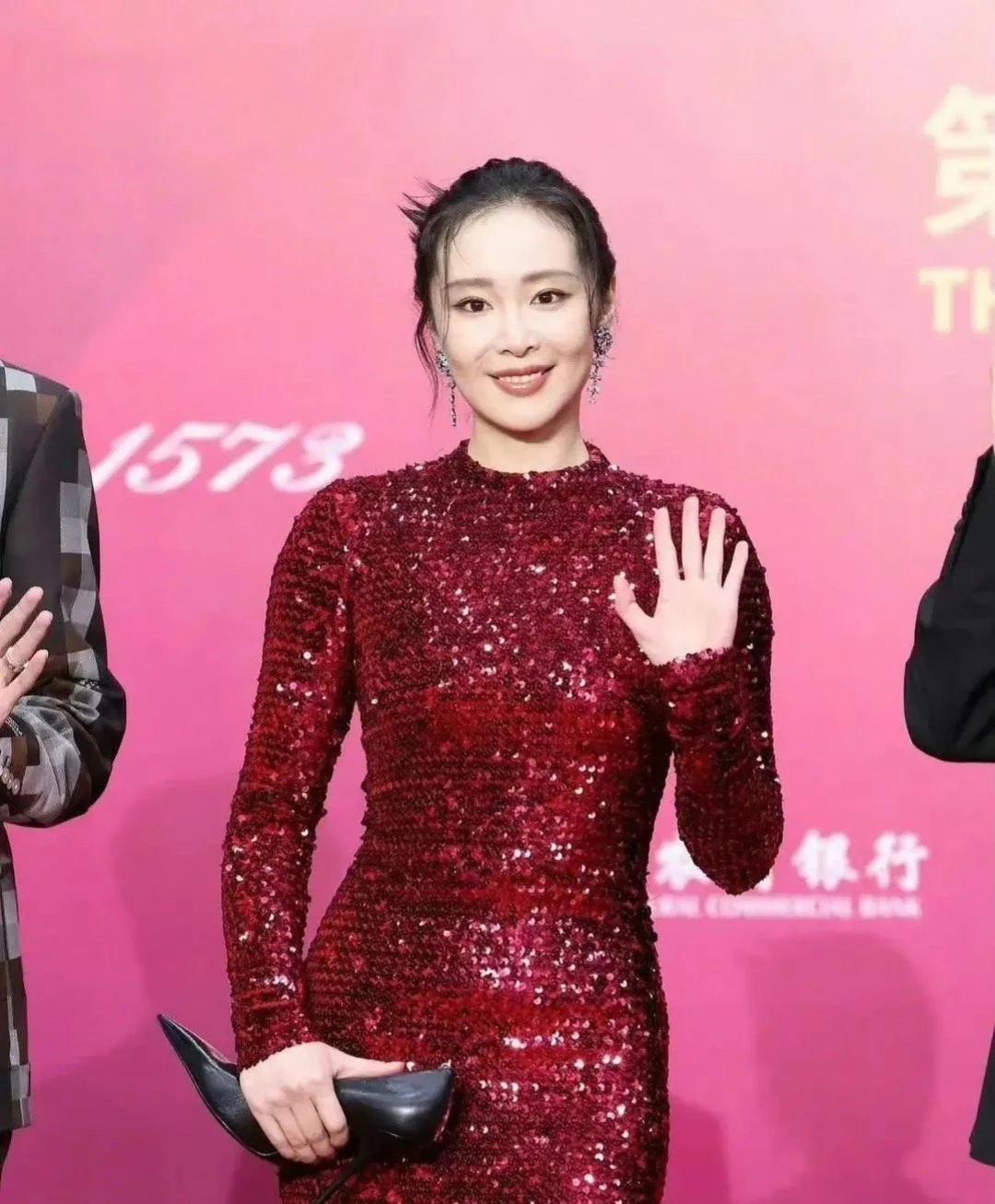 乍一看还以为拿的是个鞋子呢，这包也就图个新鲜，感觉不太实用。