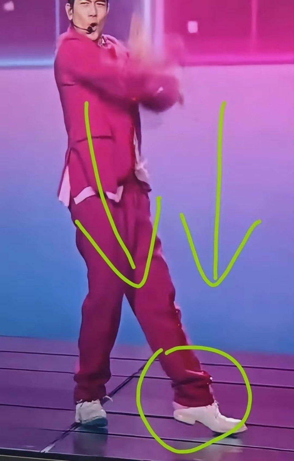 春晚直播中，伴舞一脚踩掉郭富城的舞鞋！
你猜怎么着？
天王纹丝不动。
鞋子歪斜的