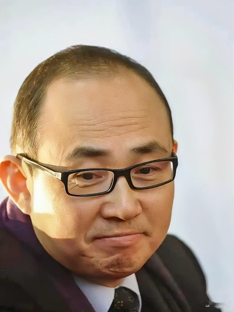 潘石屹出生在甘肃天水的普通农村，早年条件很苦，一步步从西北走到海南，然后又扎根北