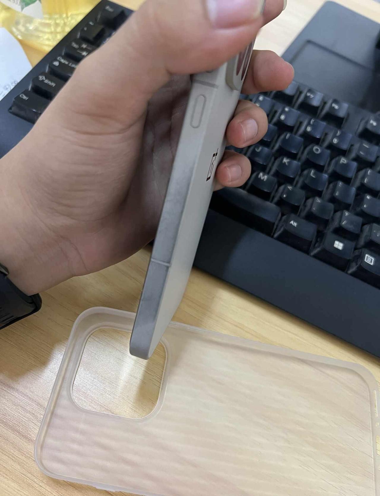 避雷！注意一加15掉漆！
一加15这一代边框设计工艺有问题，一定不要用半包手机壳