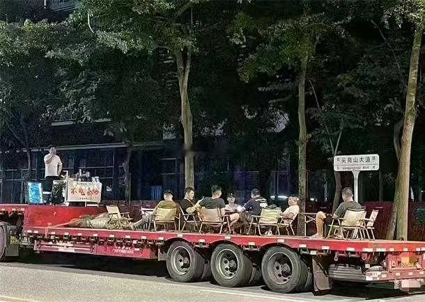 卡车摆摊？？？这个交了停车费之后，算占道经营吗？？？海阔试车超话 ​​​