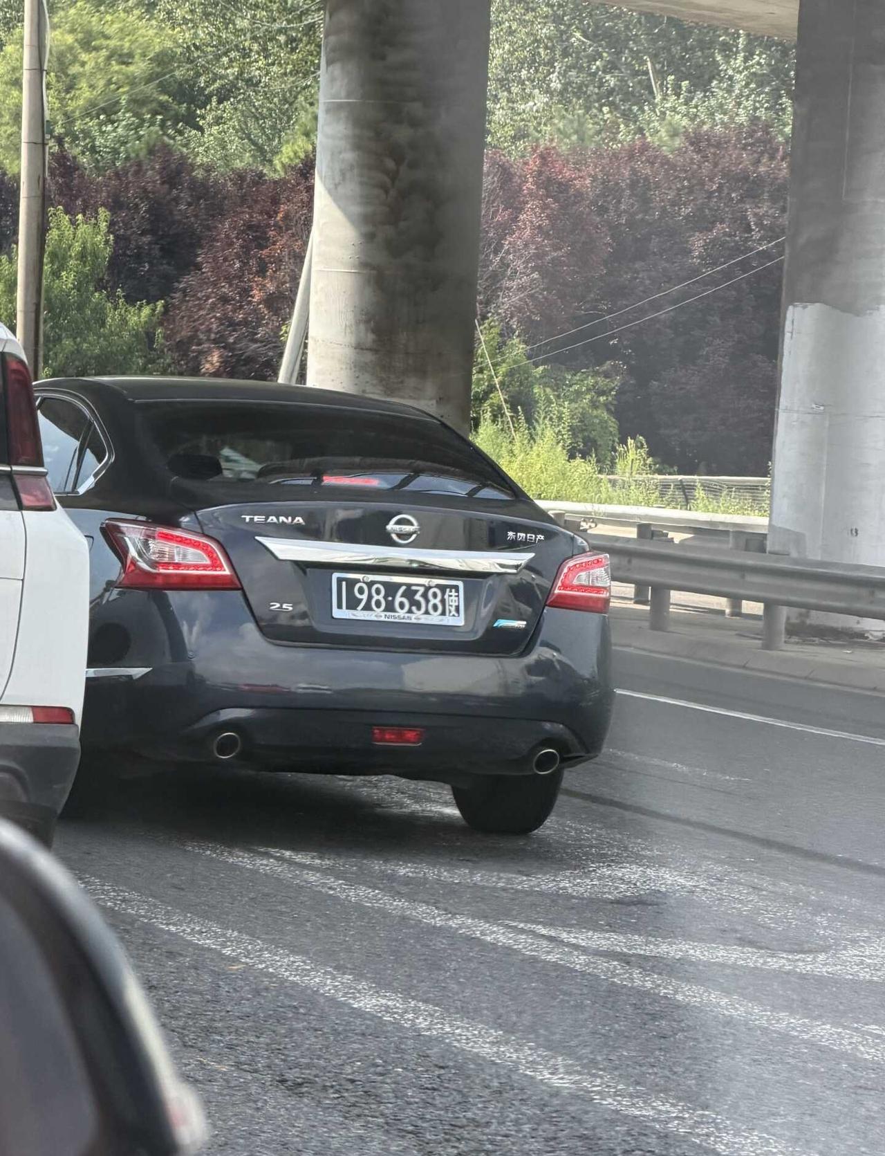 进京疑惑❓这个车牌是假的吗
第一次见
下高速，还大堵车🚗
不明白就问