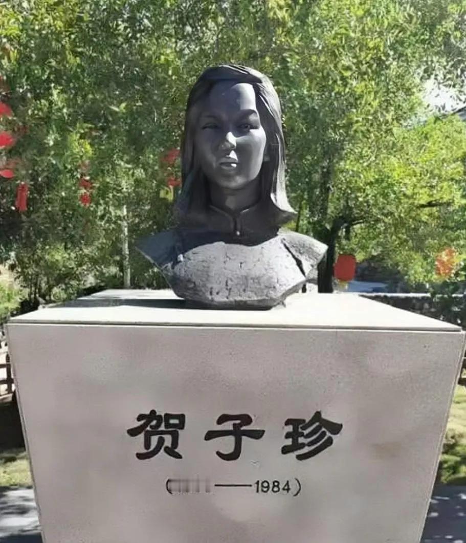 这是贺子珍女士雕像，她是井冈女英雄，真可谓是巾帼不让须眉，革命意志坚定，向英雄致